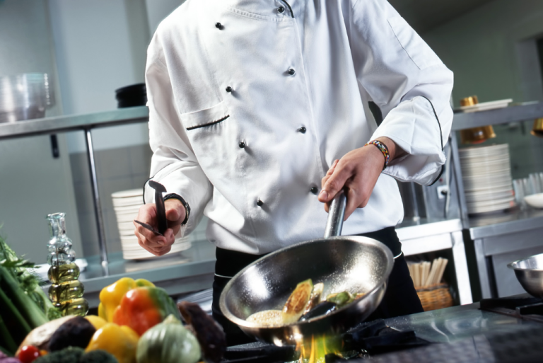 Mengapa Minyak Goreng Kelapa Menjadi Pilihan Utama Chef Profesional?