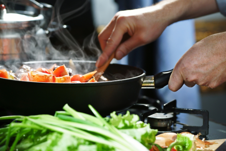 Tips Memasak Makanan Sehat untuk Musim Hujan dengan Minyak Kelapa