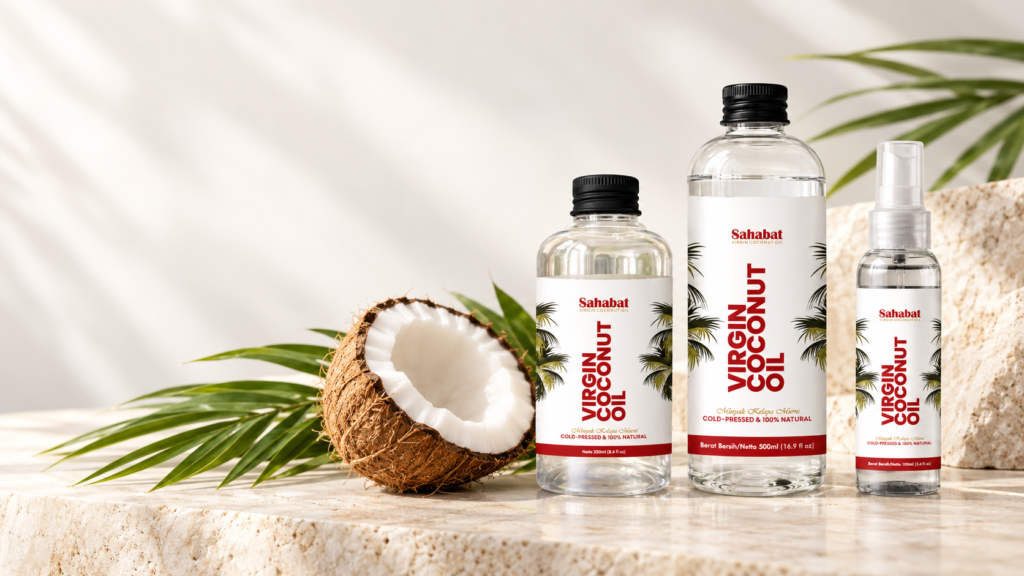 Ilustrasi apa itu VCO: tiga botol Virgin Coconut Oil Sahabat bersama kelapa segar.