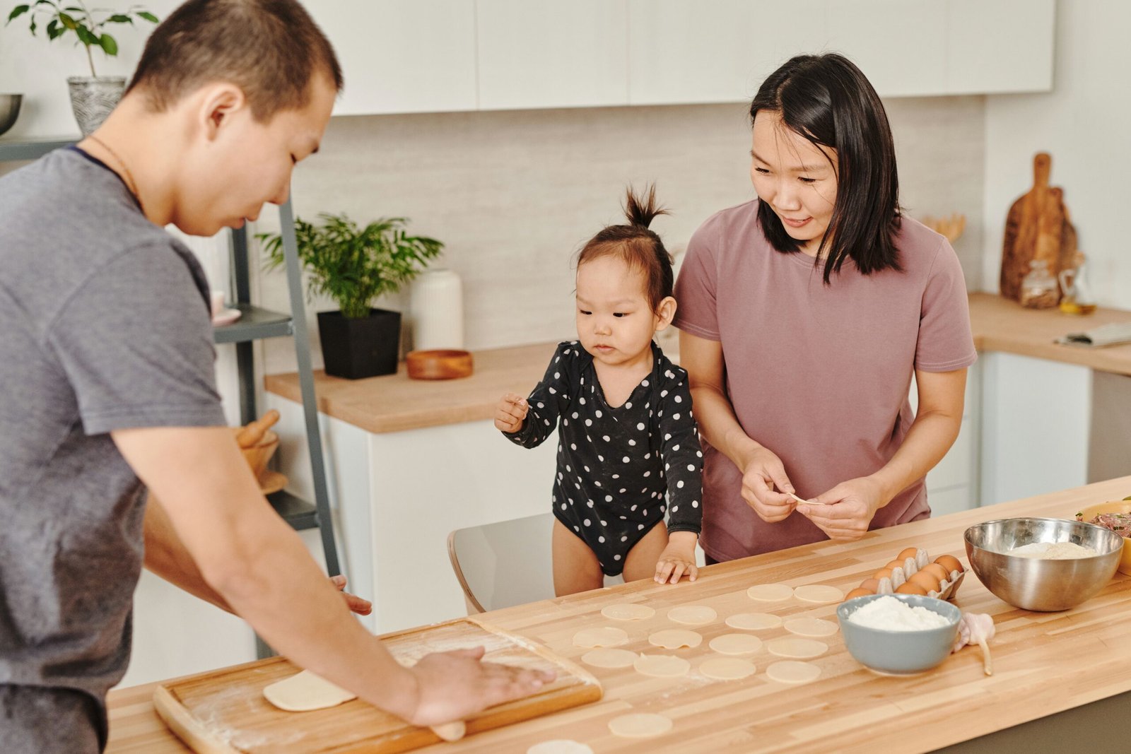 Dapur rumah tangga memasak dengan minyak goreng kelapa Sahabat