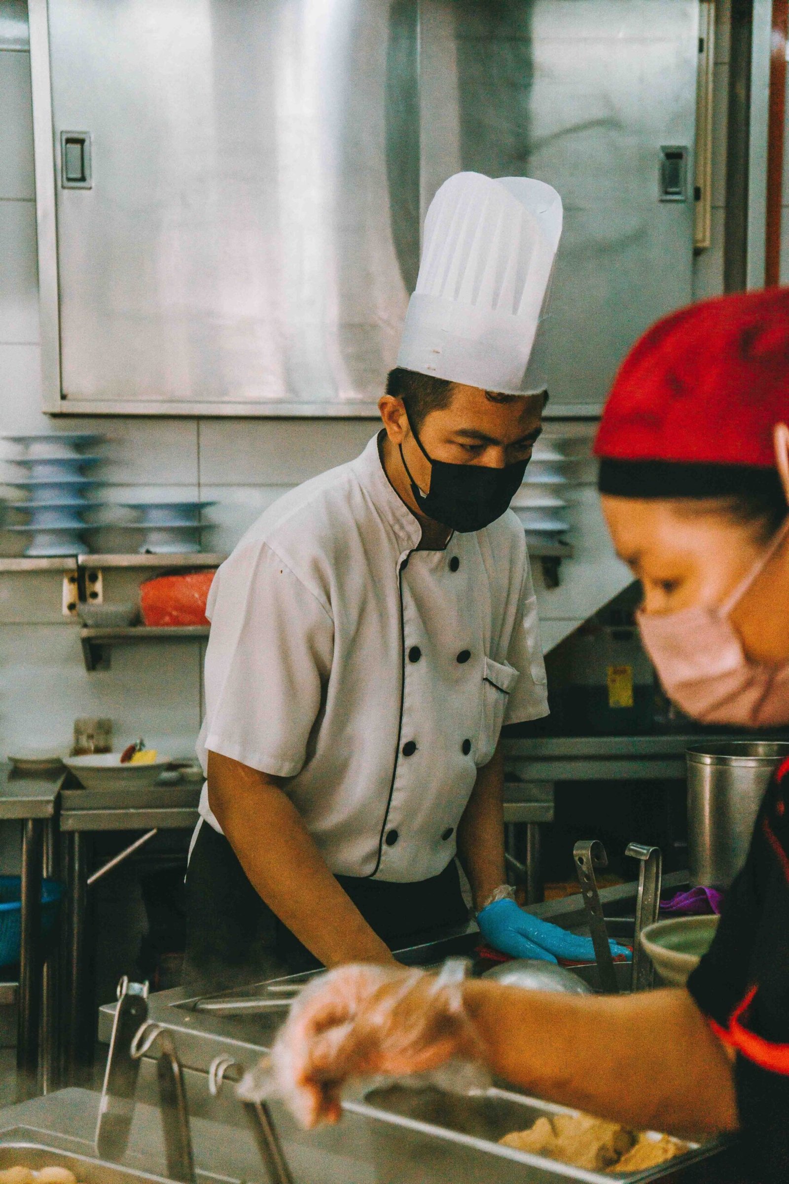 Dapur restoran dan hotel menggunakan minyak goreng kelapa kemasan besar