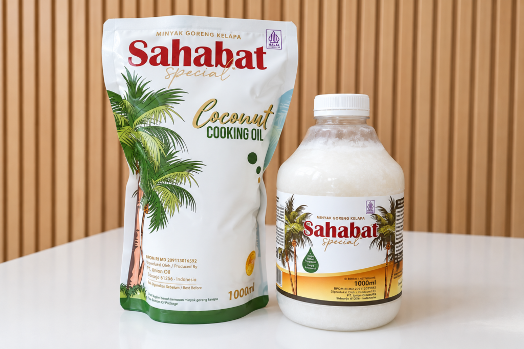 Minyak kelapa Sahabat Special dalam botol tampak putih dan memadat, di samping kemasan pouch.